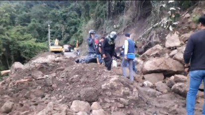 Material Longsor Tutup Akses Jalan Trans Sulawesi di Tompoladang Maros