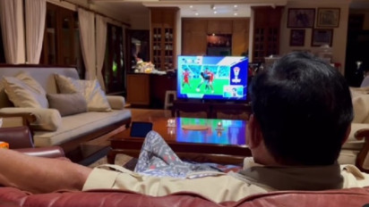 Prabowo Nonton Timnas Indonesia vs Jepang Pakai Sarung, Netizen Auto Ingat Ayah
