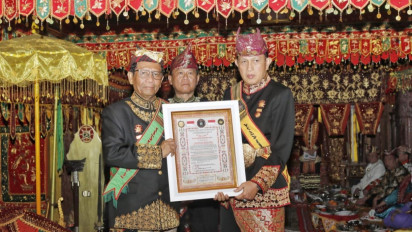 Mahfud MD Dapat Gelar Batin Perkasa Saibani Niti Hukum dari Kerajaan Adat di Lampung