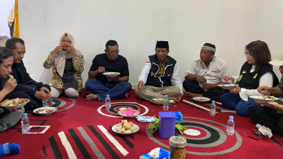 Mahfud MD Mampir ke Rumah Warga hingga Makan Bareng Disuguhi Petai di Lampung
