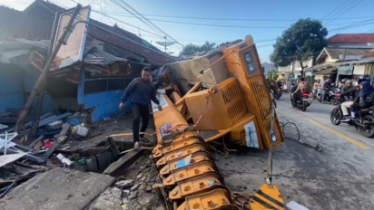 Truk Crane Seruduk Rumah Warga di Brebes, Dua Orang Tewas