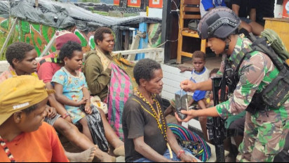 Takut Akan Aksi Penembakan KKB, Ratusan Warga Sugapa Mengungsi di Pos TNI