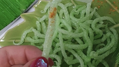 Mukbang Tusuk Gigi Goreng Dibumbui Keju Viral di Media Sosial