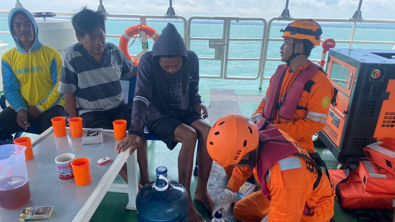 Basarnas Evakuasi 12 ABK Kapal Putra Sumber Mas ke Surabaya
            - galeri foto