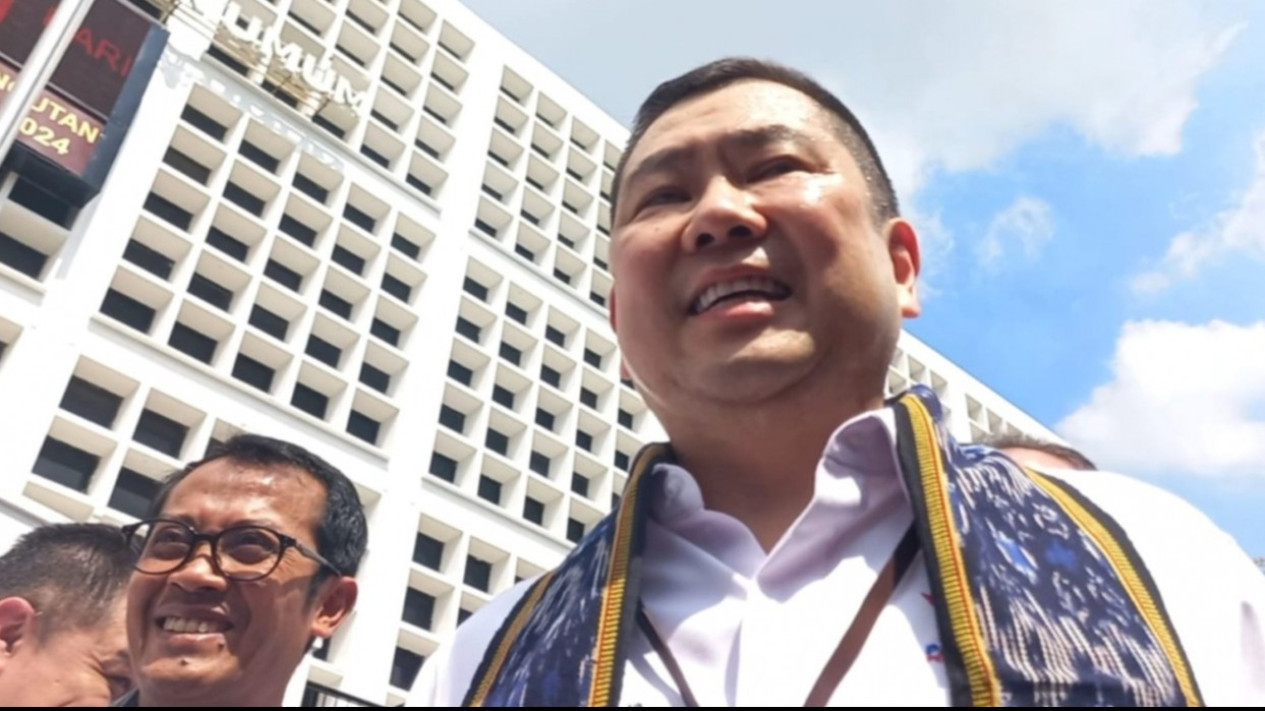 Telepon Genggam Milik Aiman Disita Penyidik Sebelum Jadi Tersangka, Hary Tanoesoedibjo Datangi Polda Metro Jaya
            - galeri foto