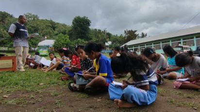 Tenda Sekolah Darurat Rusak, Siswa SD di Pengungsian Lewotobi Terpaksa Belajar di Tanah