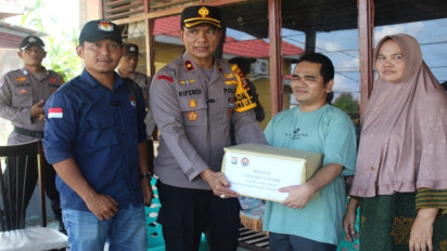 Sukseskan Pemilu, Polsek Bukit Batu Bantu Penyandang Disabilitas dalam Menyoblos