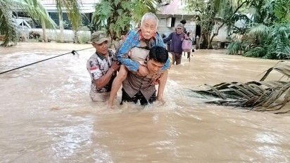Banjir Rokan Hulu, Petugas Sosialisasi Pemilu Sekaligus Evakuasi 3 Orang Lansia yang Terjebak