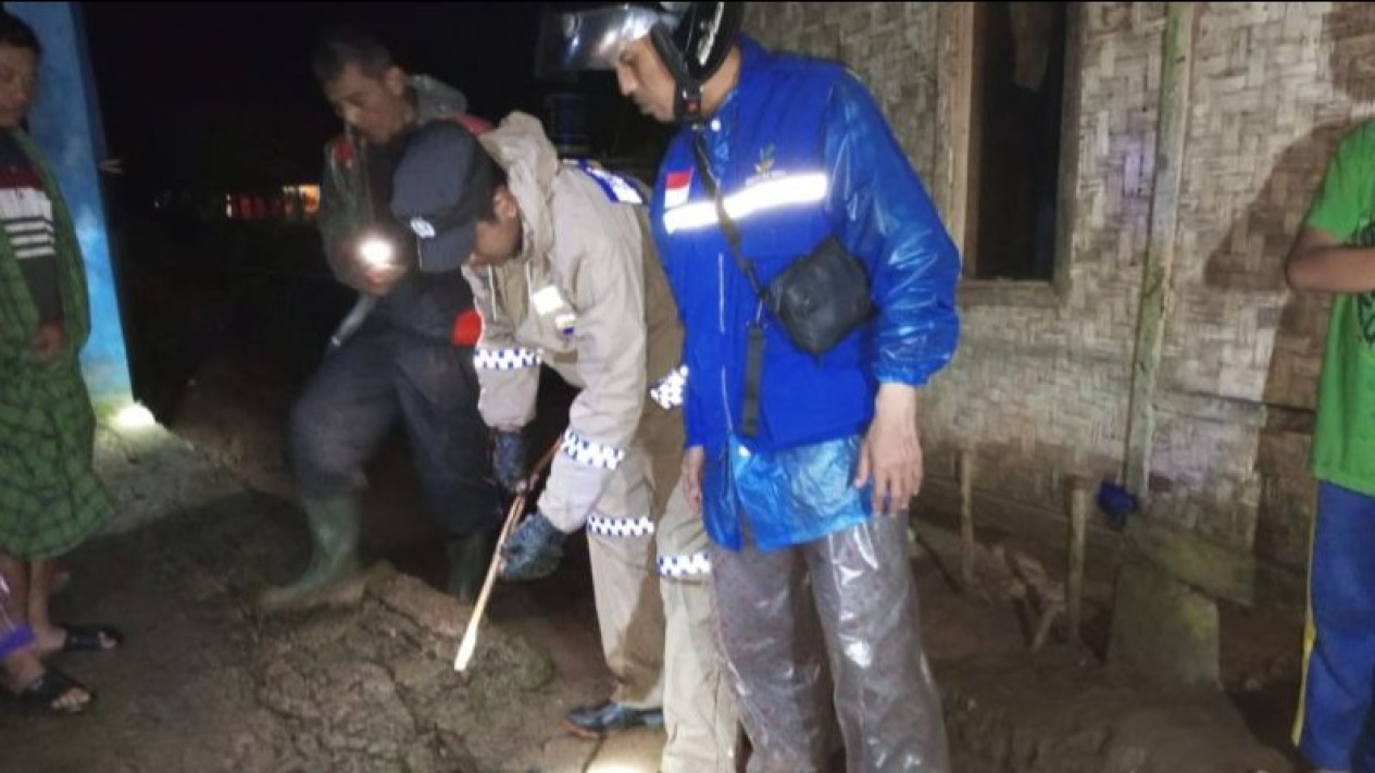 BPBD Garut Libatkan PVMBG Cek Pergerakan Tanah di Banjarwangi
            - galeri foto