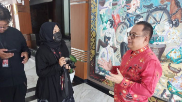 Blak-blakan Istana Ungkap Alasan Jokowi Bagikan Bansos Tak Libatkan Mensos Risma, Ternyata..