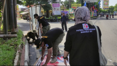 Langgar Aturan dan Bahayakan Pengguna Jalan, Bawaslu Sleman dan Satpol PP Tertibkan Ratusan APK