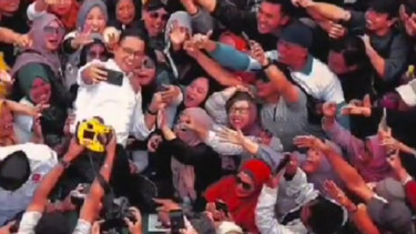 Anies Moshing dan Stage Diving di Lautan Manusia saat Kampanye, Netizen: Pinggang Aman?