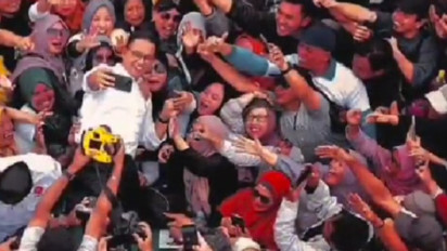 Anies Moshing dan Stage Diving di Lautan Manusia saat Kampanye, Netizen: Pinggang Aman?