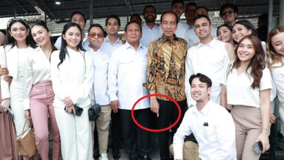 Pose Jari Jokowi saat Foto Bareng Prabowo dan Para Artis Bikin Netizen Geger