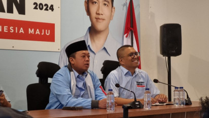 Viral Salam 4 Jari Tolak Pilih Prabowo-Gibran, Nusron Wahid Tak Khawatir: Kenapa Nggak 5 Jari Semua?