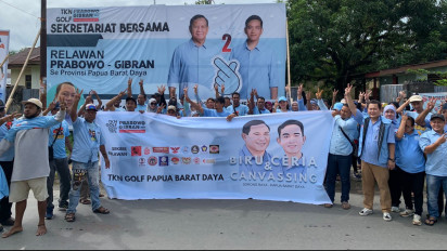 TKN Prabowo-Gibran Berbagi Ribuan Baju Dan Susu Biskuit Di Sorong Papua Barat Daya