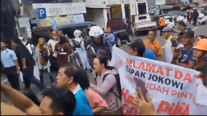 Simpatisan Ganjar Hadang Kedatangan Jokowi di Jogja Sambil Bawa Spanduk Bertuliskan Pesan Menohok: Kami Pilih Ganjar!