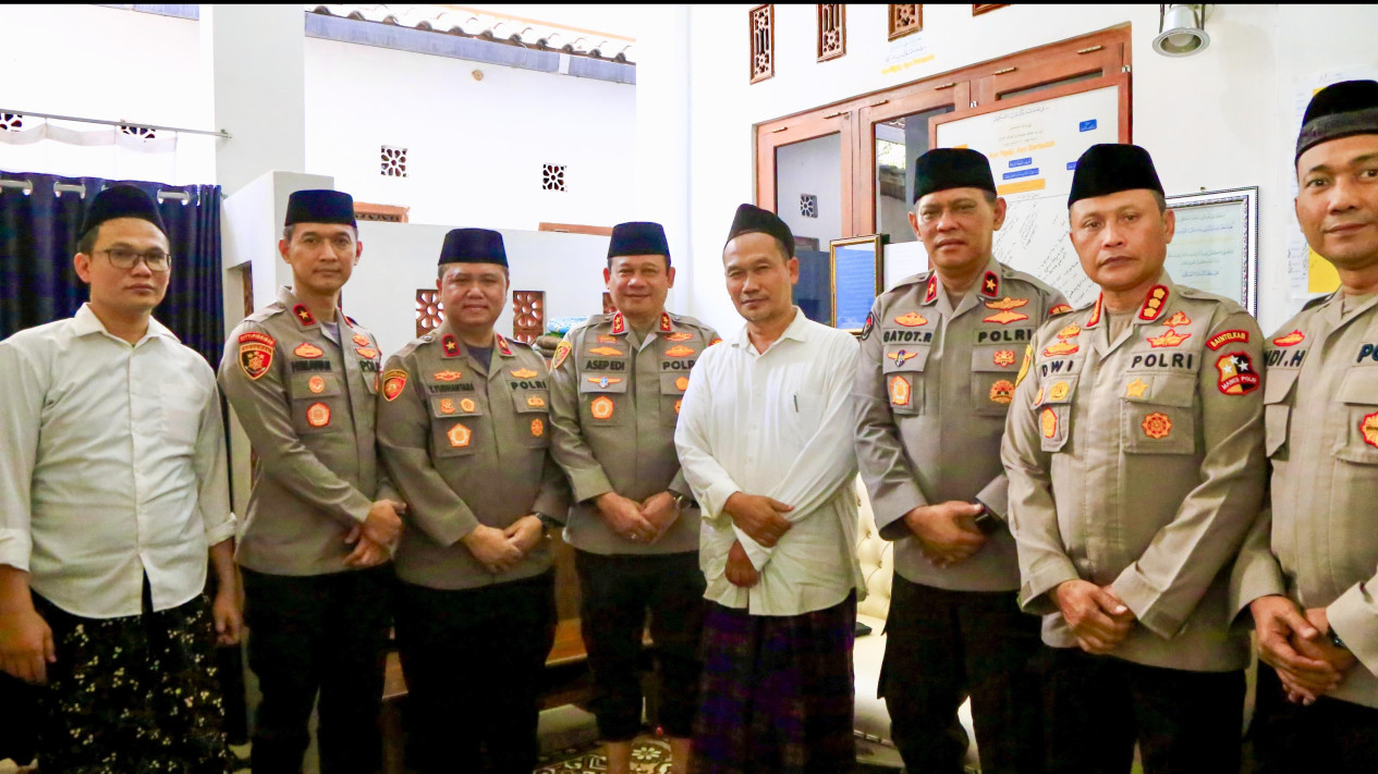 Dikunjungi Kaops NCS Polri, Gus Baha Doakan Pemilu 2024 Berlangsung Aman dan Damai
            - galeri foto