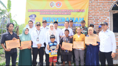 Serahkan Bansos ke Warga Terdampak Puting Beliung, Bupati Ikfina: Semoga Memberi Manfaat