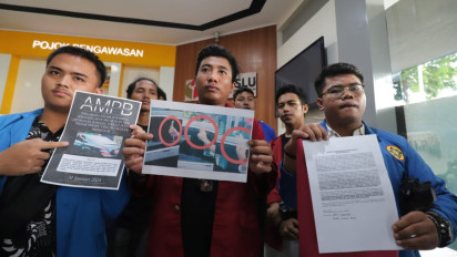 AMPB Laporkan Pose Dua Jari Jokowi ke Bawaslu