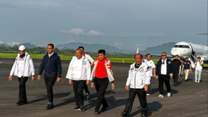 Bersama Ribuan Masyarakat, Anies Baswedan Dijemput Bambang Priono dan Edy Rahmayadi di Bandara FL Tobing Pinangsori Tapteng