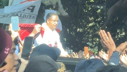 Grasak-grusuk Warga Deli Serdang Serbu Anies Baswedan di Bandara Kualanamu
