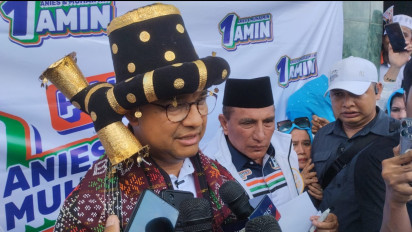 Anies Diberi Segepok Uang di Tapanuli Selatan: Buat Beli Vitamin