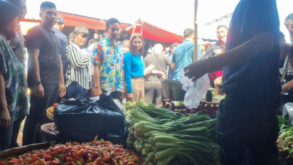 Gibran Blusukan ke Pasar Kemiri Depok, Pedagang Ramai Beri Doa Bawa Indonesia Maju di Pilpres 2024