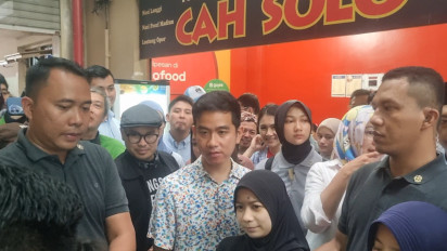 Lanjutkan Kampanye Beli Buah hingga Mampir ke Ruko Cah Solo, Gibran Blusukan ke Pasar Modern BSD