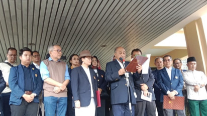 Seruan Padjadjaran: Prihatin dengan Kondisi Bangsa Ini, Mahasiswa dan Guru Besar Unpad Gelar Aksi di Depan Kampus