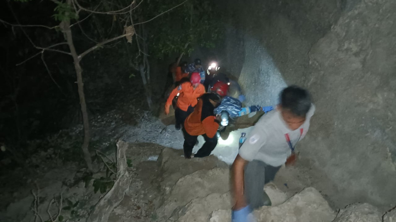 Buruh Bangunan Tewas Terjatuh dari Tebing Diamond Beach Setinggi 350 Meter
            - galeri foto