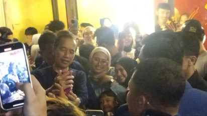 Menikmati Malam, Presiden Jokowi Sapa Kaulamuda Bandung di Kawasan Braga  