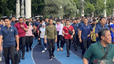 Presiden Jokowi Sapa Warga Sambil Olahraga Pagi di Gasibu Bandung