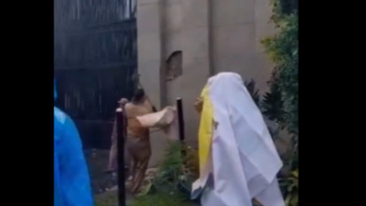 Viral Pak Kades Bawa Palu Besar Mau Hancurkan Tembok DPR saat Demo Apdesi