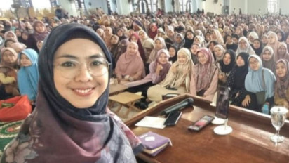 Ustadzah Oki Setiana Dewi Kakak Ria Ricis Berikan Kiat Sukses ala Al-Qur'an