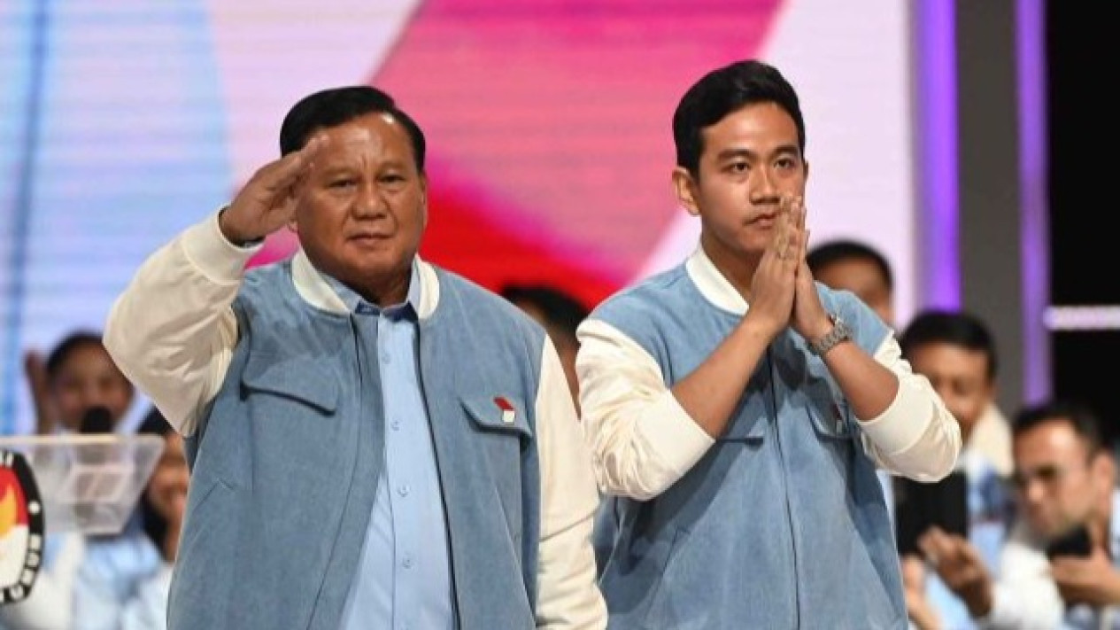 Bikin Nangis! Momen Prabowo Minta Maaf ke Anies-Ganjar, Gibran Tundukan Kepala
            - galeri foto