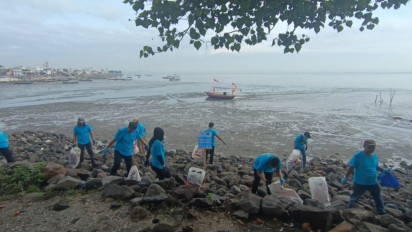 Gerakan Peduli Lingkungan Terhadap Bahaya Sampah Plastik, ASPRA Gelar Bersih Pantai di Kenjeran Park Surabaya