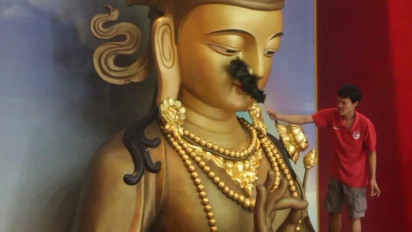 Jelang Perayaan Imlek di Medan, Petugas Vihara Mulai Bersih-bersih Patung Dewa