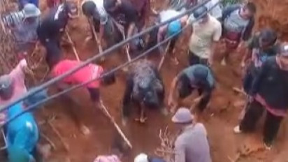 Nahas! Seorang Pekerja Tewas Tertimbun Bangunan Ambruk dan Longsoran Tebing di Tasikmalaya