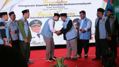 Rompi Biru Muda Wali Kota Eri saat Pengukuhan Pimpinan Daerah Pemuda Muhammadiyah Surabaya, Begini Kata Pakar