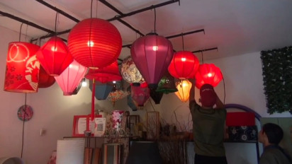 Jelang Perayaan Imlek, Pengrajin Lampu Lampion di Bandung Kebanjiran Cuan dari Pemesan