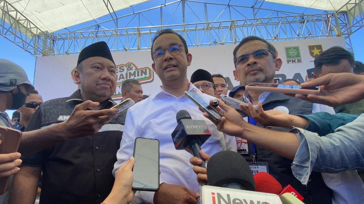 Jokowi Bagi-bagi Bansos, Anies Pertanyakan: Itu Diperiksa BPK?
            - galeri foto