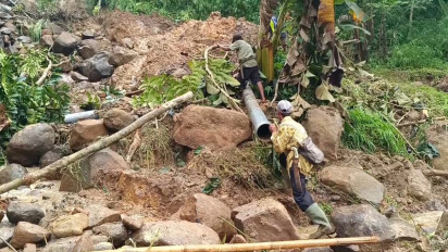 Longsor Timbun dan Tutup Akses Jalan Provinsi dan Saluran Irigasi Sumedang-Subang