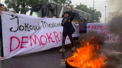 Kumpulan Tangkapan Kamera, Detik-Detik Puluhan Mahasiswa Bakar Foto Presiden Jokowi di Bekasi