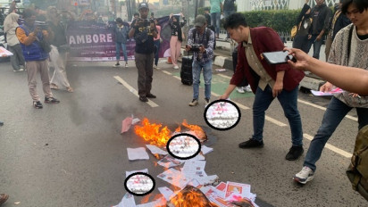 Foto Jokowi Dibakar Puluhan Mahasiswa di Bekasi