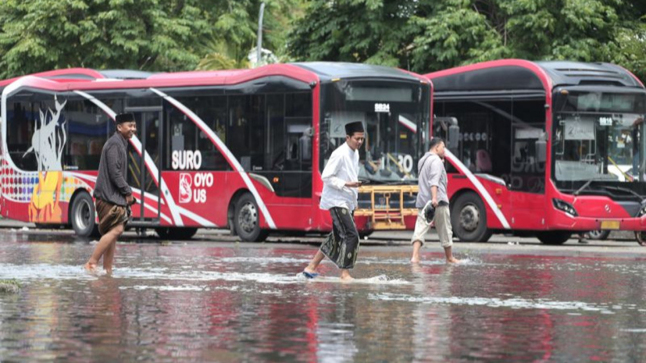 Banjir Akibat Tingginya Curah Hujan di Sidoarjo, BPBD Jatim Bantu Pengungsian Warga Terdampak
            - galeri foto