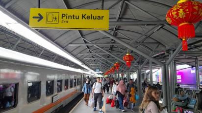 Hadirkan Dekorasi dan Ornamen Khas Imlek di Stasiun KA Gubeng, KAI Daop 8 Semarakkan Perayaan Imlek