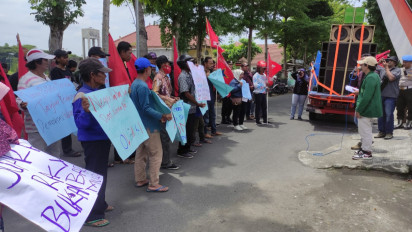 Puluhan Mahasiswa dan Masyarakat di Blitar Lakukan Aksi Unjuk Rasa ke KPU, Minta Pemilu Bersih