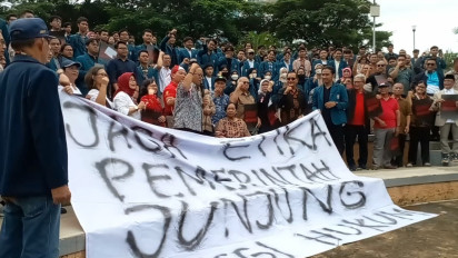 Guru Besar, Dosen dan Mahasiswa Undip Semarang Serukan Indonesia Darurat Demokrasi