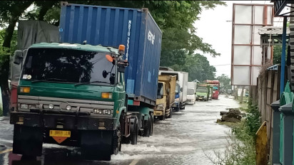 Banjir Gresik Meluas hingga Tiga Kecamatan, Antrean Puluhan Kendaraan Mengular di Raya Bringkang